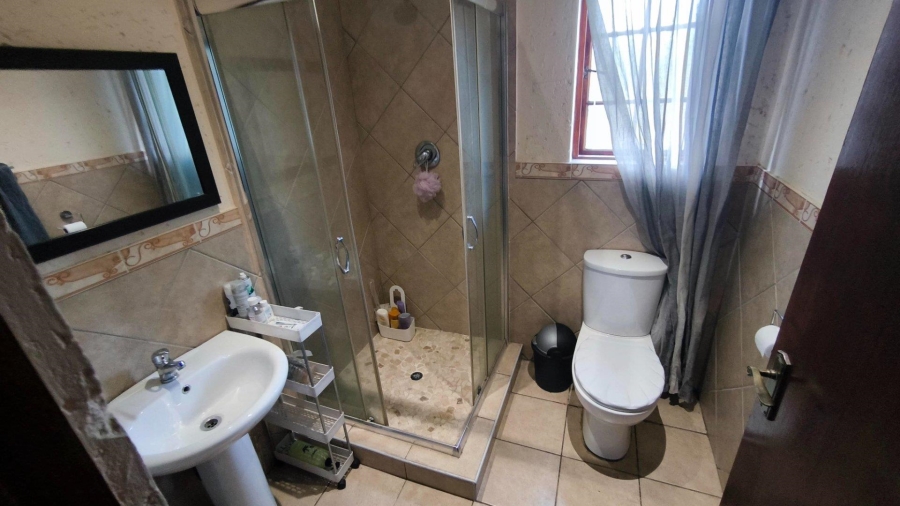 6 Bedroom Property for Sale in Brackenhurst Gauteng