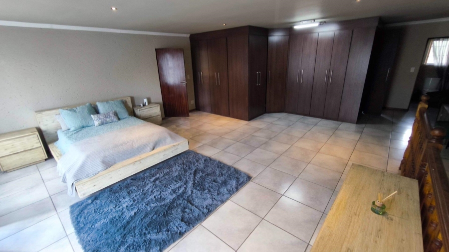 6 Bedroom Property for Sale in Brackenhurst Gauteng