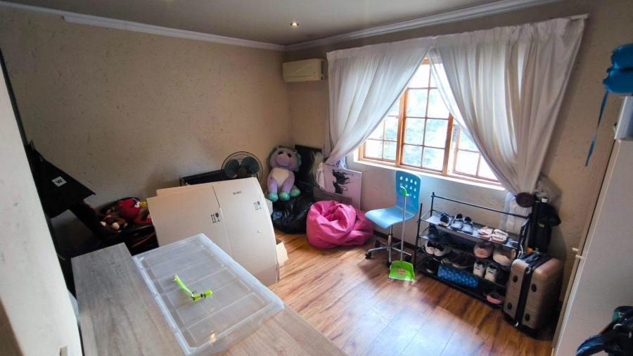 6 Bedroom Property for Sale in Brackenhurst Gauteng