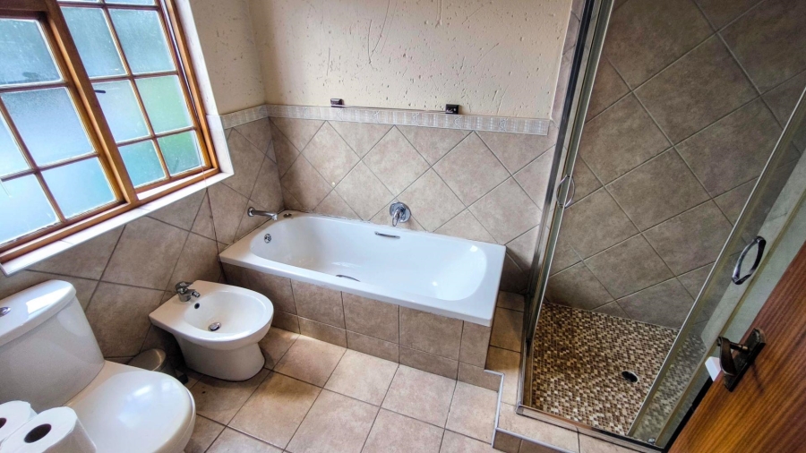 6 Bedroom Property for Sale in Brackenhurst Gauteng