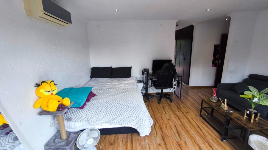 6 Bedroom Property for Sale in Brackenhurst Gauteng