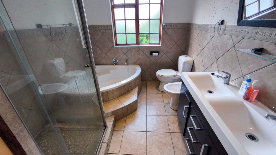 6 Bedroom Property for Sale in Brackenhurst Gauteng