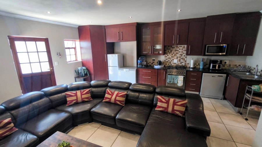 6 Bedroom Property for Sale in Brackenhurst Gauteng