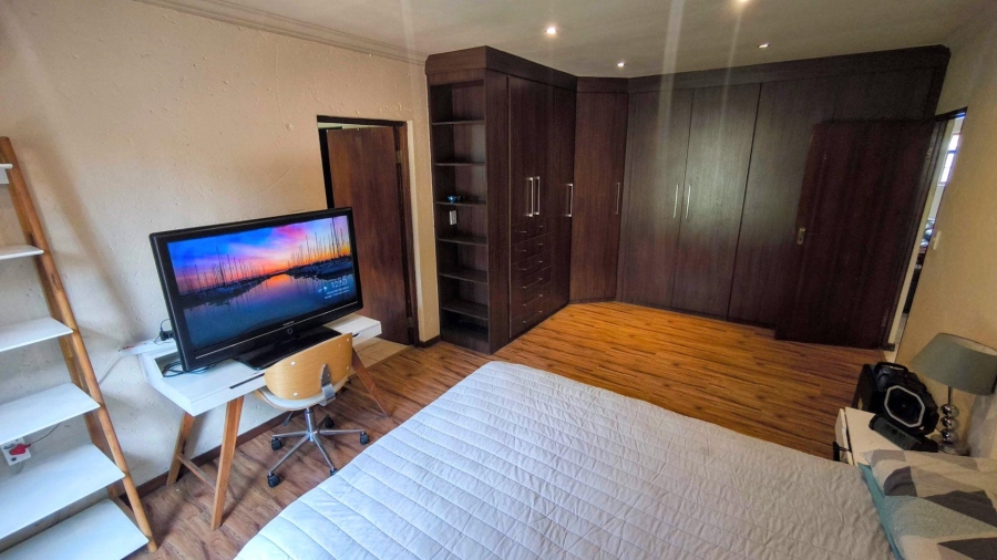 6 Bedroom Property for Sale in Brackenhurst Gauteng