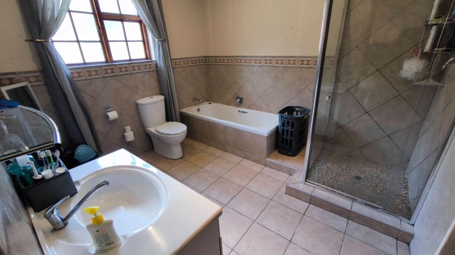 6 Bedroom Property for Sale in Brackenhurst Gauteng