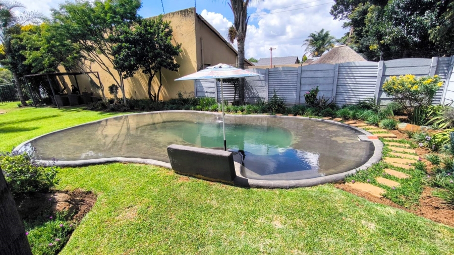 6 Bedroom Property for Sale in Brackenhurst Gauteng