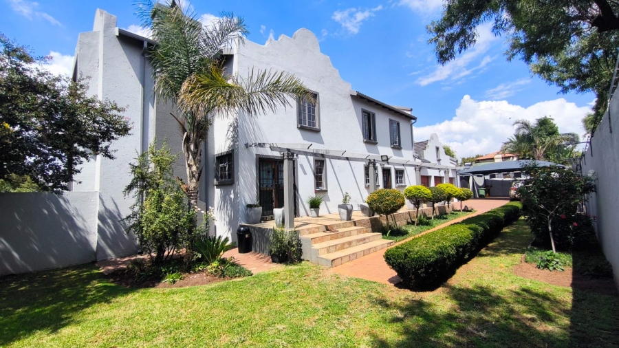 6 Bedroom Property for Sale in Brackenhurst Gauteng