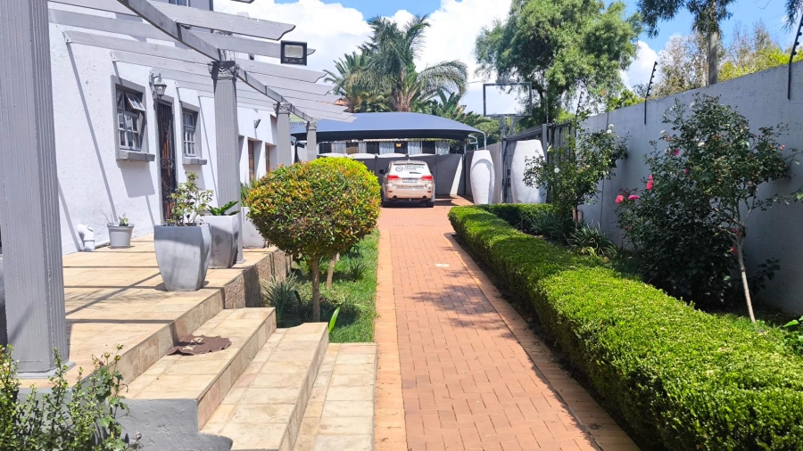 6 Bedroom Property for Sale in Brackenhurst Gauteng