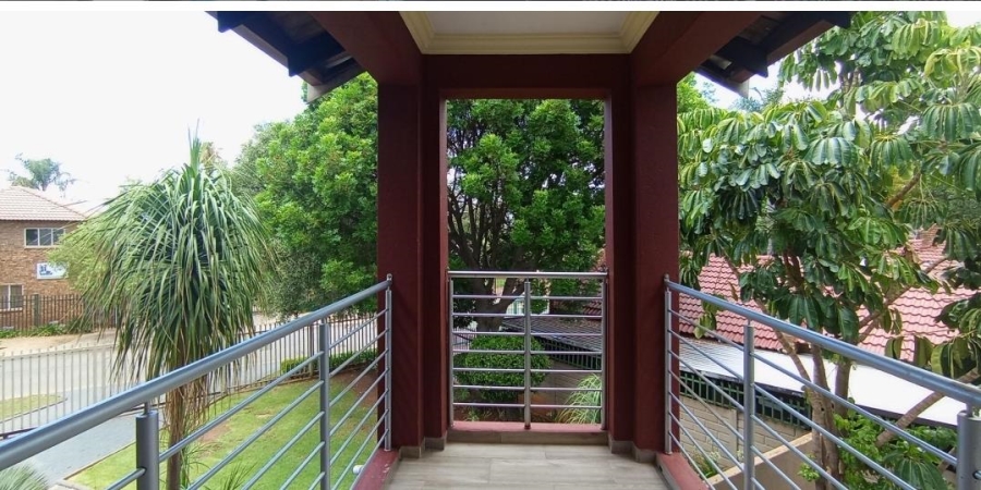 5 Bedroom Property for Sale in Rooihuiskraal Gauteng