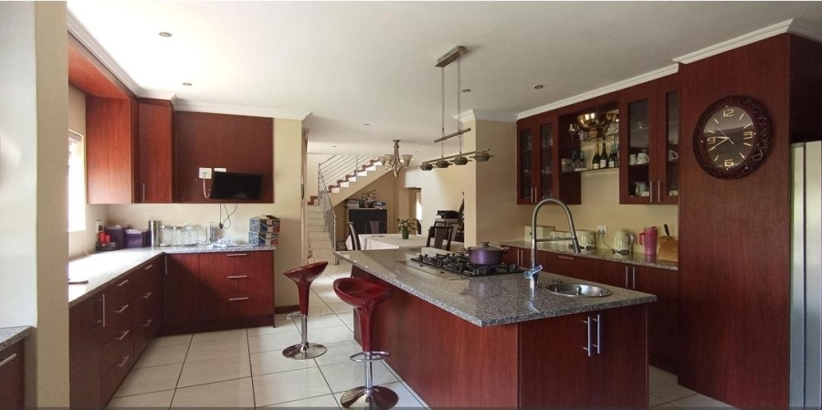 5 Bedroom Property for Sale in Rooihuiskraal Gauteng