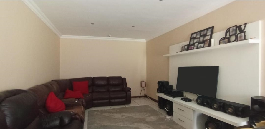 5 Bedroom Property for Sale in Rooihuiskraal Gauteng