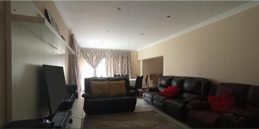 5 Bedroom Property for Sale in Rooihuiskraal Gauteng
