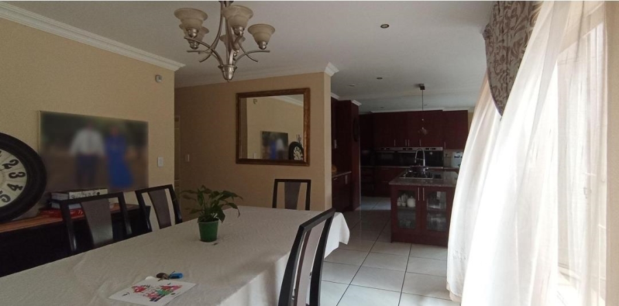 5 Bedroom Property for Sale in Rooihuiskraal Gauteng