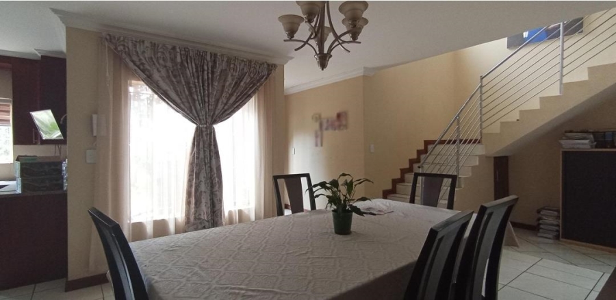 5 Bedroom Property for Sale in Rooihuiskraal Gauteng