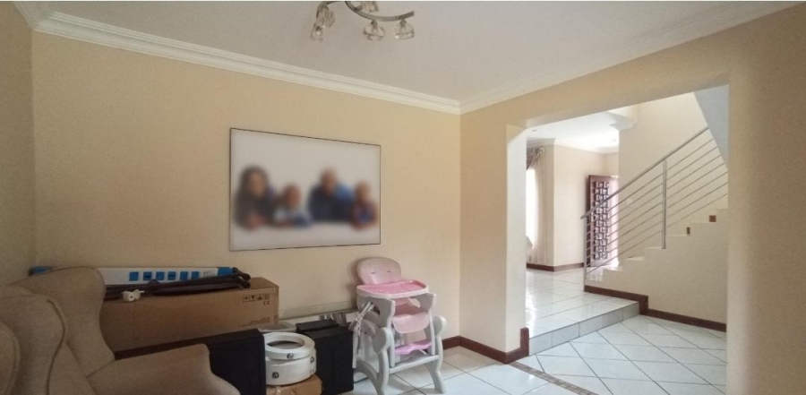 5 Bedroom Property for Sale in Rooihuiskraal Gauteng