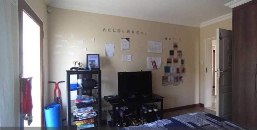 5 Bedroom Property for Sale in Rooihuiskraal Gauteng