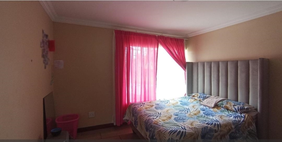 5 Bedroom Property for Sale in Rooihuiskraal Gauteng