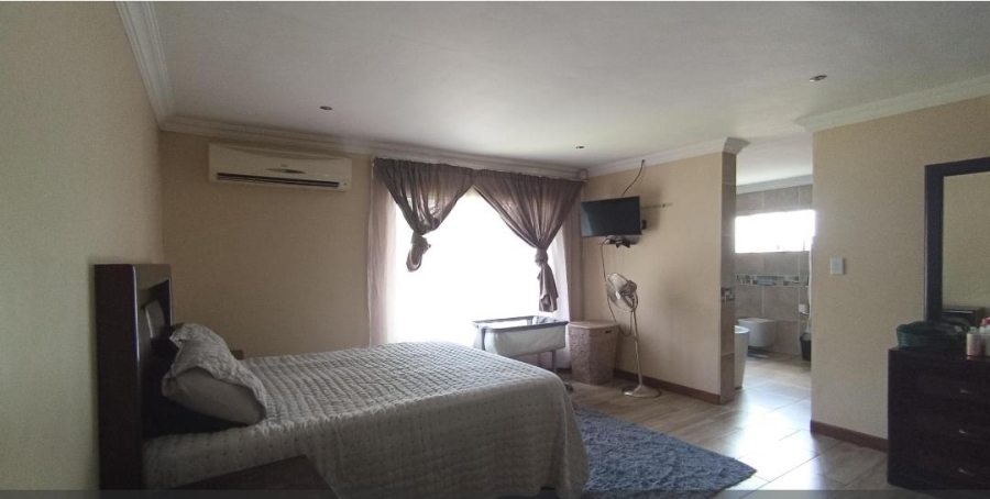 5 Bedroom Property for Sale in Rooihuiskraal Gauteng