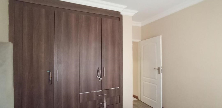 5 Bedroom Property for Sale in Rooihuiskraal Gauteng