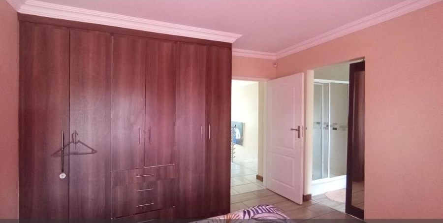 5 Bedroom Property for Sale in Rooihuiskraal Gauteng