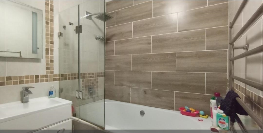 5 Bedroom Property for Sale in Rooihuiskraal Gauteng