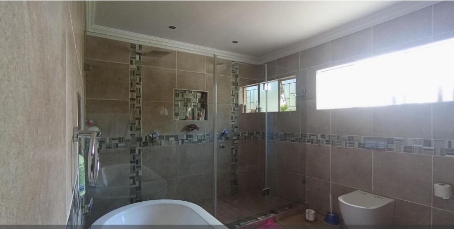 5 Bedroom Property for Sale in Rooihuiskraal Gauteng