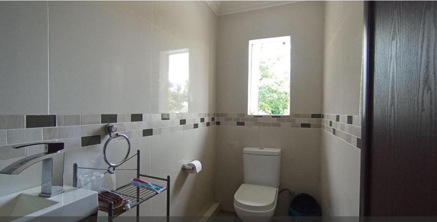 5 Bedroom Property for Sale in Rooihuiskraal Gauteng