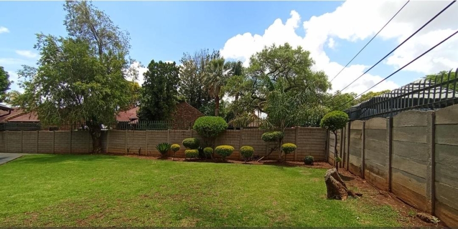 5 Bedroom Property for Sale in Rooihuiskraal Gauteng