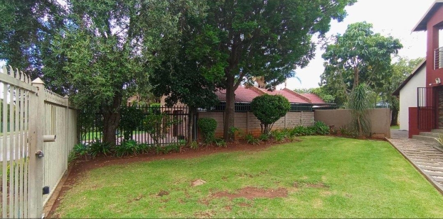 5 Bedroom Property for Sale in Rooihuiskraal Gauteng