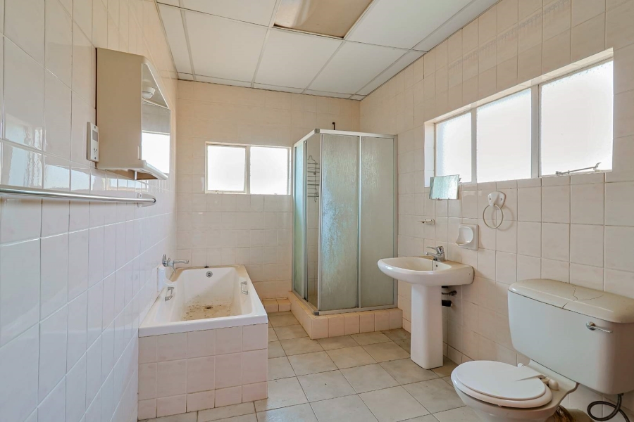 10 Bedroom Property for Sale in Wilgeheuwel Gauteng