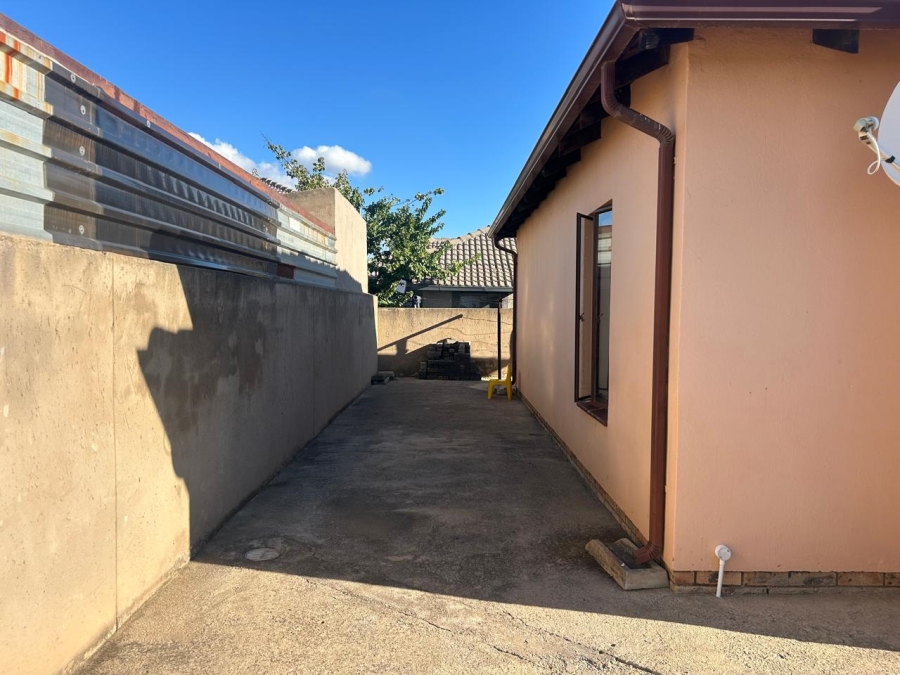 2 Bedroom Property for Sale in Clayville Gauteng