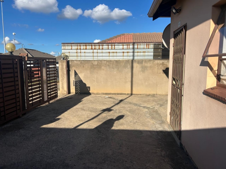 2 Bedroom Property for Sale in Clayville Gauteng