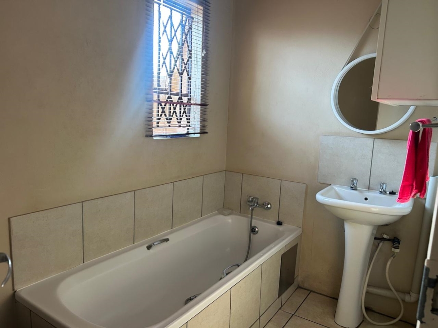 2 Bedroom Property for Sale in Clayville Gauteng