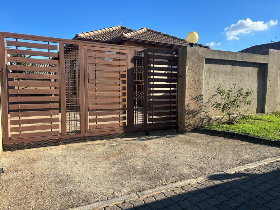 2 Bedroom Property for Sale in Clayville Gauteng