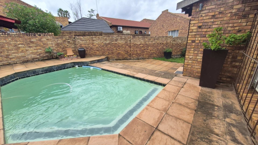 2 Bedroom Property for Sale in Birchleigh Gauteng