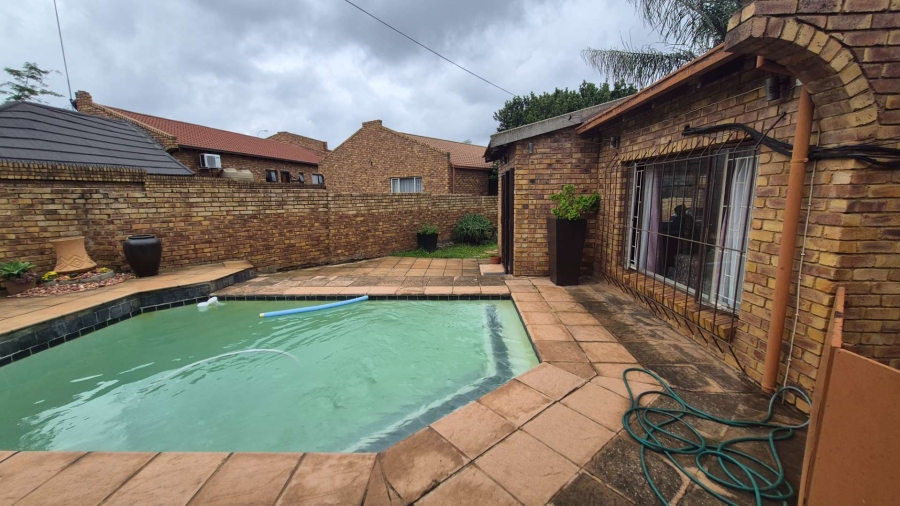 2 Bedroom Property for Sale in Birchleigh Gauteng