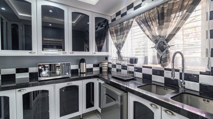 5 Bedroom Property for Sale in Glenvista Gauteng