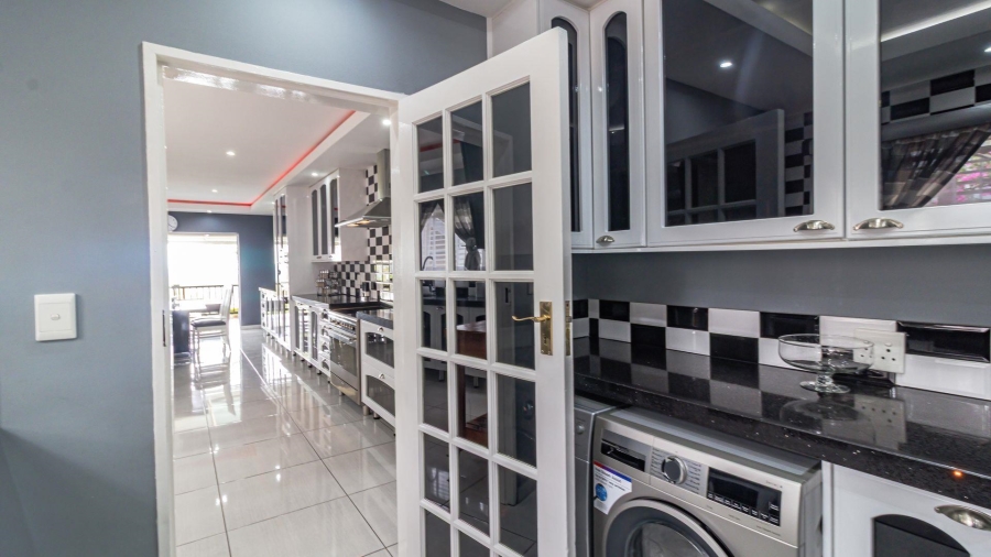 5 Bedroom Property for Sale in Glenvista Gauteng