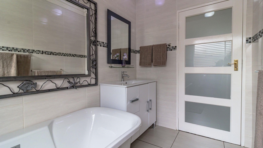 5 Bedroom Property for Sale in Glenvista Gauteng