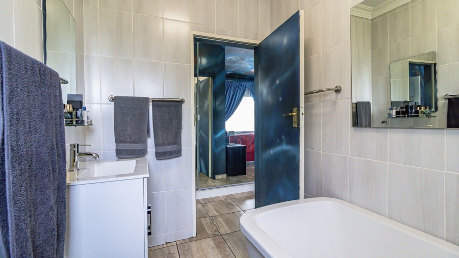 5 Bedroom Property for Sale in Glenvista Gauteng