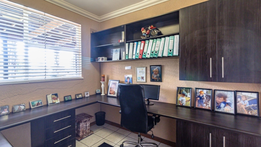 5 Bedroom Property for Sale in Glenvista Gauteng