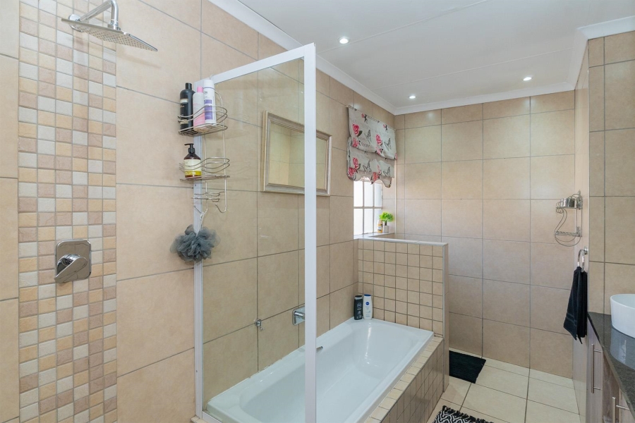 4 Bedroom Property for Sale in Glen Marais Gauteng