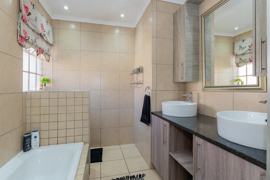 4 Bedroom Property for Sale in Glen Marais Gauteng