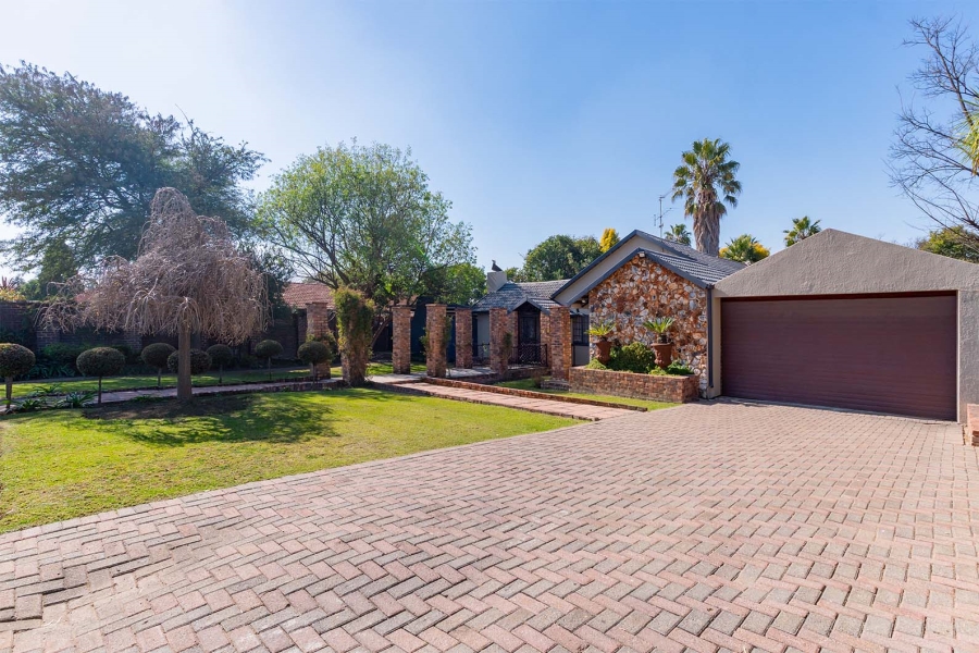 4 Bedroom Property for Sale in Glen Marais Gauteng