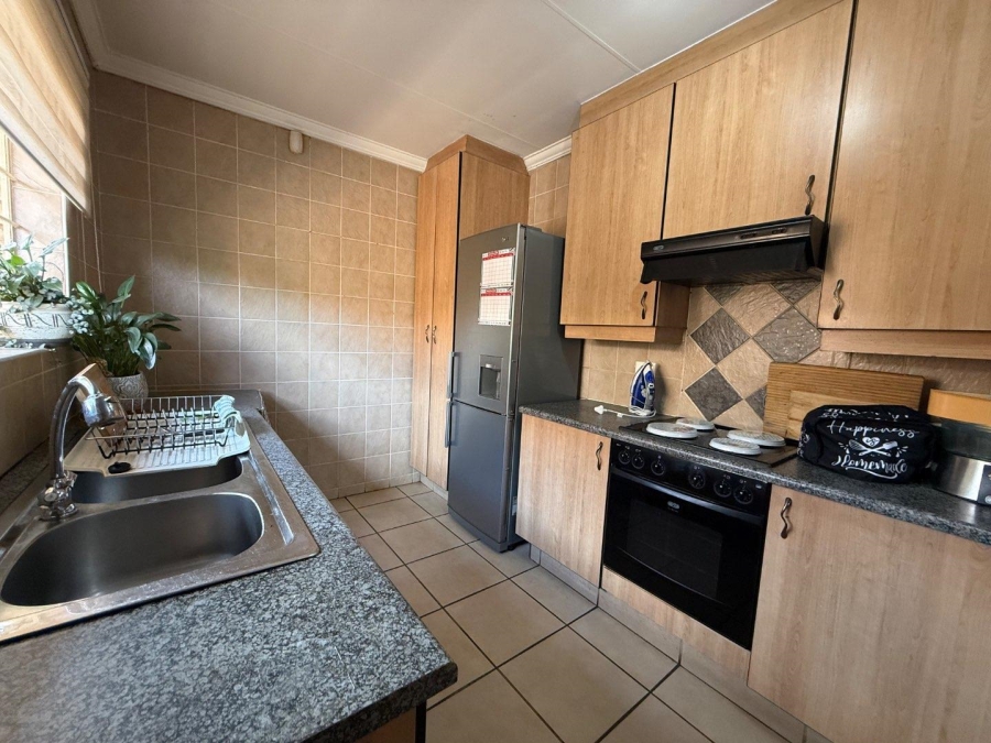 To Let 3 Bedroom Property for Rent in New Redruth Gauteng