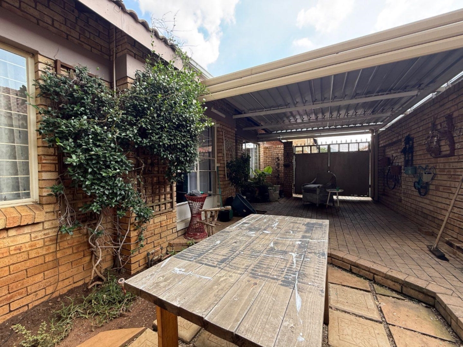 To Let 3 Bedroom Property for Rent in New Redruth Gauteng