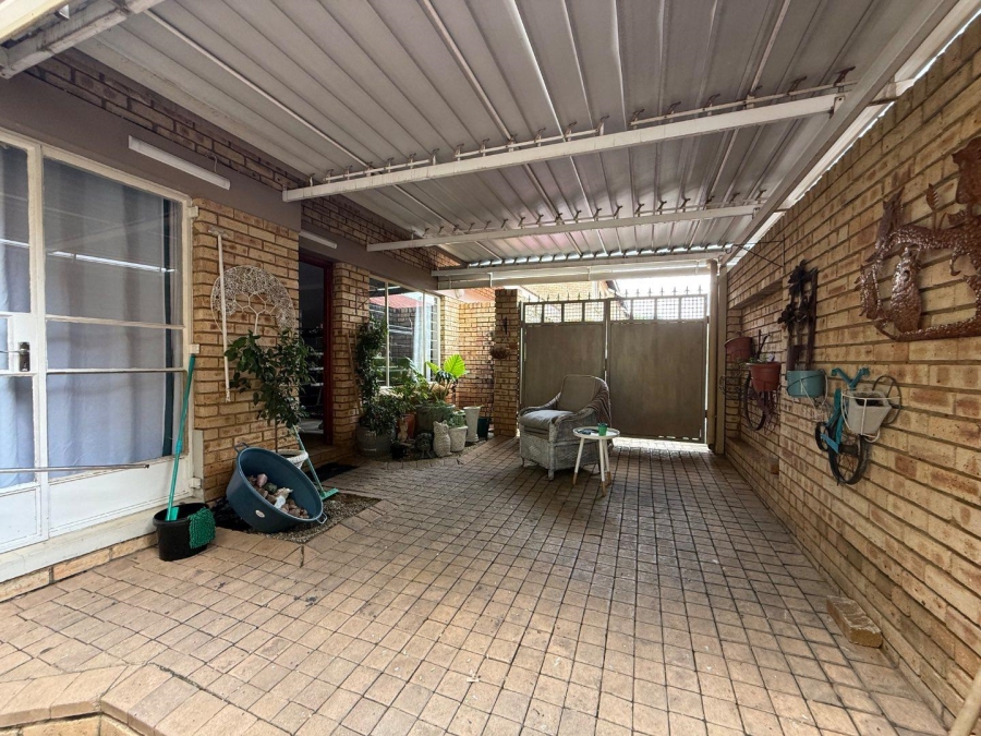 To Let 3 Bedroom Property for Rent in New Redruth Gauteng