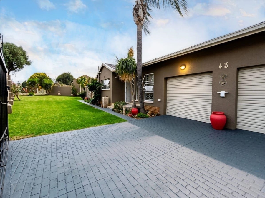 3 Bedroom Property for Sale in Verwoerdpark Gauteng