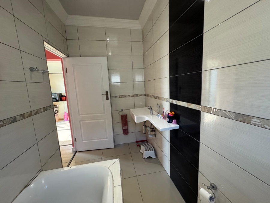 5 Bedroom Property for Sale in Centurion Central Gauteng