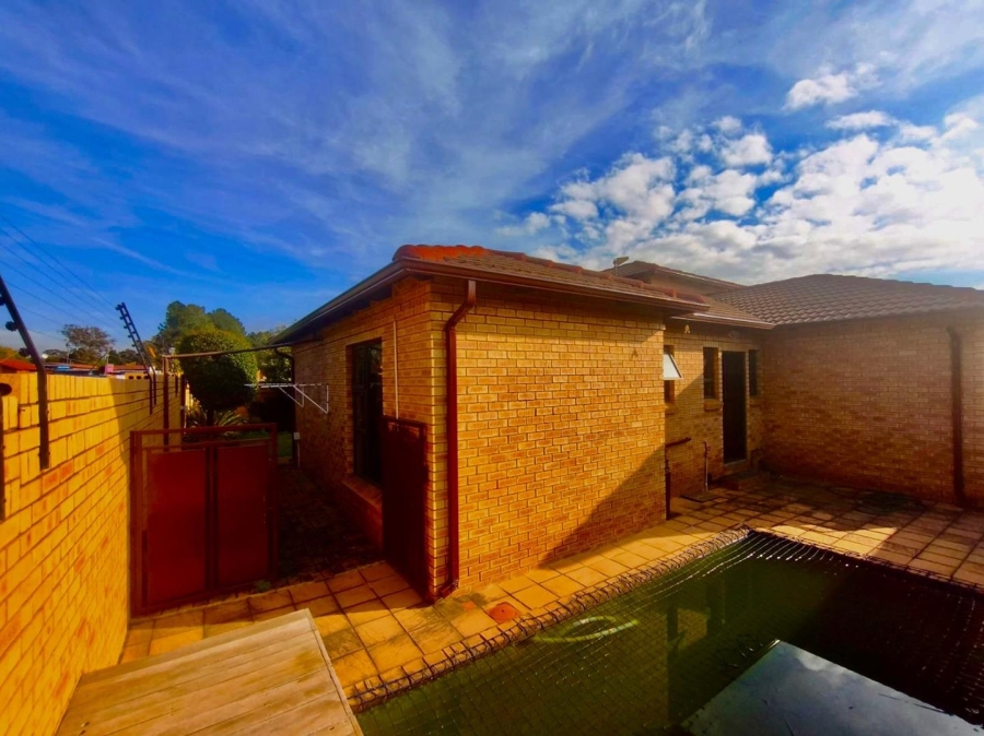 To Let 3 Bedroom Property for Rent in New Market Gauteng